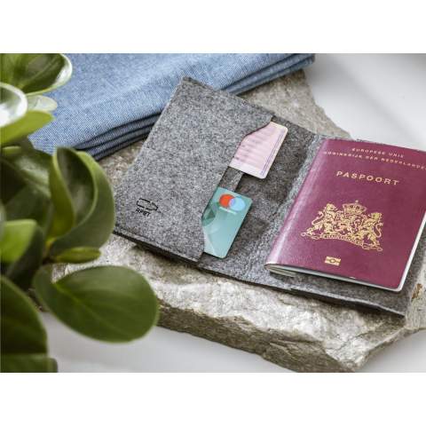 WoW! Passport cover in RPET felt (made from recycled PET bottles and recycled textiles). With space for storing cards and equipped with an elastic closure. Suitable for storing, carrying and protecting your passport. GRS-certified. Total recycled material: 92%.