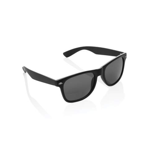 Lunettes de soleil avec monture en PC recyclé certifiée GRS. La certification GRS garantit une chaîne d'approvisionnement certifiée à 100 % à partir des matériaux recyclés. Contenu recyclé total : 65% sur la base du poids total de l'article. Les verres sont en acrylique fumé et sont conformes aux normes UV 400 et CAT 3. Emballées dans une boîte cadeau kraft.<br /><br />PVC free: true