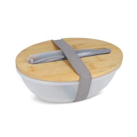 Boîte à lunch fabriquée à partir de polypropylène (PP) et de bambou recyclés. Elle comprend un ensemble de couverts et une fermeture élastique pratique en polyester. Un choix durable pour vos repas sur le pouce.