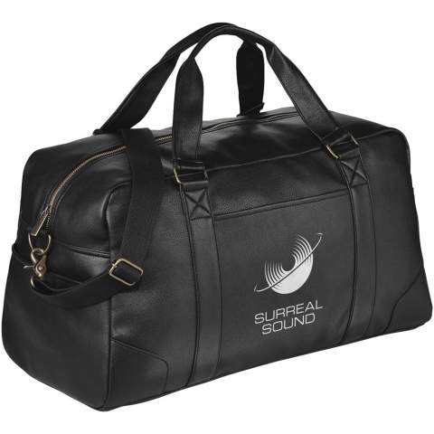 Faites un bon investissement avec notre collection de bagagerie Oxford. Ce sac Week end est doté d'un compartiment principal zippé avec un fond renforcé. Les poches frontales et latérales permettent de rajouter des affaires supplémentaires. Bandoulière détachable et ajustable, poignées de transport. Boucle et attaches couleur bronze.