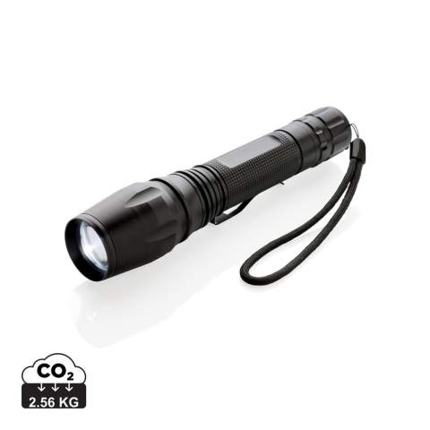 Super heldere en krachtige 10W CREE led-zaklamp die zelfs de moeilijkste omstandigheden aankan. De duurzame aluminium zaklamp is IPX 4 waterdicht en schokbestendig tot 1 meter. De lichtbundel van de zaklamp kan worden aangepast om te focussen of om een groter gebied te verlichten. Met riemclip voor het dragen van de zaklamp. 250 lumen en werktijd van 6 uur. Inclusief batterijen voor direct gebruik.Verpakt in geschenkverpakking.<br /><br />Lightsource: Cree™ LED<br />LightsourceQty: 1