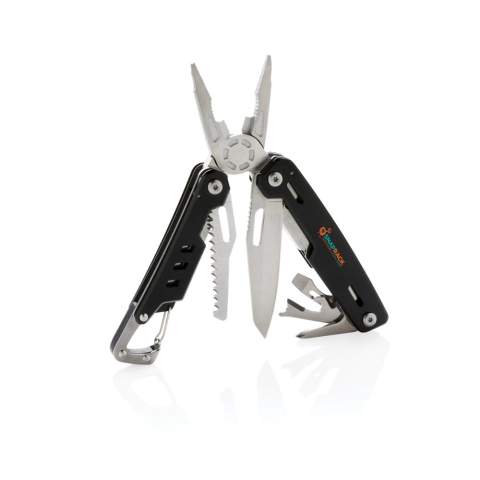 Sterke en duurzame multitool met 11 functies. Met aluminium behuizing en roestvrij stalen gereedschap. Inclusief: langbektang, gewone tang, kniptang, mes, kruiskopschroevendraaier, schroevendraaier met platte kop, zaag, blikopener, flesopener, striptang, karabijnhaak. Verpakt in geschenkverpakking.