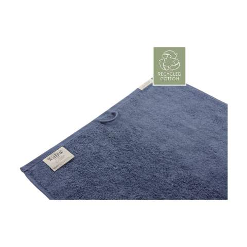 Stylish towel from the Walra brand. Made from 70% recycled cotton and 30% cotton (550 g/m²). This towel has a fine structure, an elegant border and a handy hanging loop. Wonderfully soft and absorbent. This product is Oeko-tex certified. The production process used to produce these bathroom textiles saves on water and reduces CO2 emissions and energy through the reuse of materials. This is confirmed by the independent REMO quality mark.