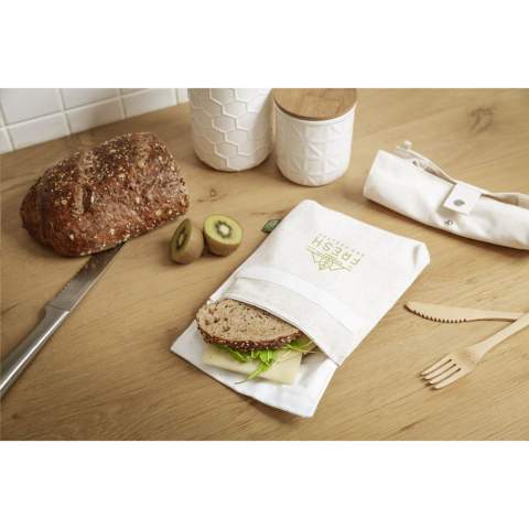 WoW! Reusable sandwich pouch with Velcro closure. This sandwich pouch is made from organically grown hemp fibres (140 g/m²) and has a water-resistant PEVA lining. If you are environmentally conscious, this is a great alternative to plastic sandwich bags. This special bag is a real eye-catcher. In addition to taking your lunch with you, it can also be used for keeping vegetables fresh in the fridge or for storing herbs, for example. Easy to wash and use again and again.  The hemp plant has the strongest available natural fibres and almost all parts of the plant can be used. For example, the hemp plant has been consciously cultivated for centuries to make textiles. Hemp is a very fast and easy growing plant and is naturally resistant to insects. It can therefore be grown completely organically. Hemp uses less 25-35% less water than the cotton plant and also has a smart root system. The deep, fine roots of the hemp plant keeps the soil healthy and purifies toxic substances from the soil.