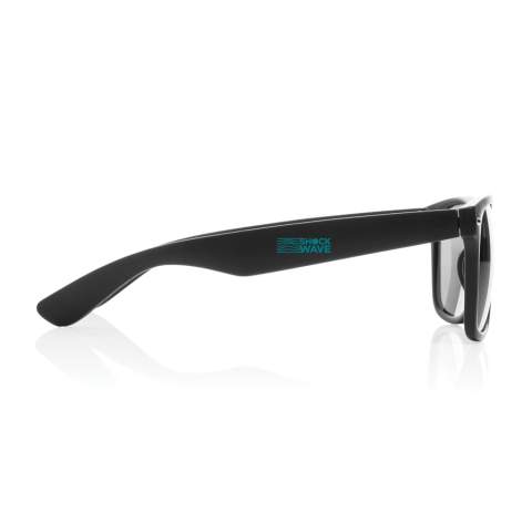 Lunettes de soleil avec monture en PC recyclé certifiée GRS. La certification GRS garantit une chaîne d'approvisionnement certifiée à 100 % à partir des matériaux recyclés. Contenu recyclé total : 65% sur la base du poids total de l'article. Les verres sont en acrylique fumé et sont conformes aux normes UV 400 et CAT 3. Emballées dans une boîte cadeau kraft.<br /><br />PVC free: true