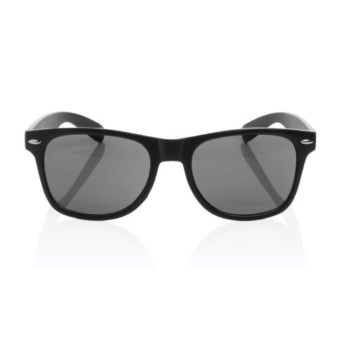 Lunettes de soleil avec monture en PC recyclé certifiée GRS. La certification GRS garantit une chaîne d'approvisionnement certifiée à 100 % à partir des matériaux recyclés. Contenu recyclé total : 65% sur la base du poids total de l'article. Les verres sont en acrylique fumé et sont conformes aux normes UV 400 et CAT 3. Emballées dans une boîte cadeau kraft.<br /><br />PVC free: true