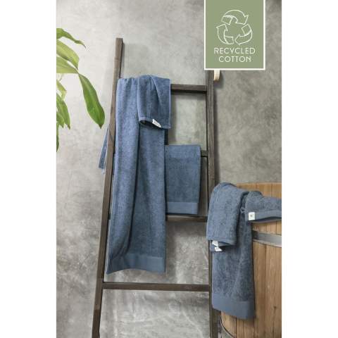 Stylish bath towel from the Walra brand. Made from 70% recycled cotton and 30% cotton (550 g/m²). This bath towel has a fine structure, an elegant border and a handy hanging loop. Wonderfully soft and absorbent. This product is Oeko-tex and GRS certified. The production of these bathroom textiles saves a lot of water and reduces CO2 emissions and energy through the reuse of materials. This is confirmed by the independent REMO quality mark.