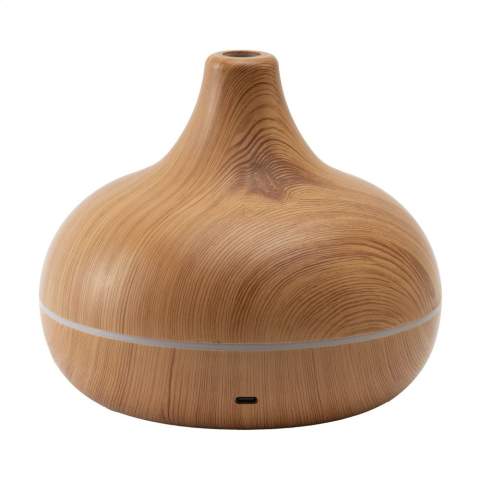 Creëer een rustgevende sfeer in huis of op kantoor met deze Grundig Aroma Diffuser LED. Deze  ABS diffuser met  fraaie houtprint verspreidt geuren en bevochtigt de lucht voor een frisse en ontspannen omgeving. Geschikt voor etherische oliën (niet meegeleverd). Met 7 kleuren LED-verlichting, timer en een waterreservoir met een inhoud van 350 ml. Input 5V/1A Type-C. Inclusief USB-A/USB-C kabel (150 cm) en gebruiksaanwijzing. Per stuk in FSC® gecertificeerde kraftdoos.