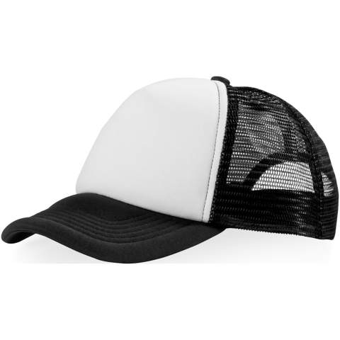 De Trucker 5 panel cap is een klassieke trucker cap met 100 g/m² polyester jersey schuim aan de voorkant en ademend polyester mesh aan de achterkant. Deze pet heeft een handige plastic sluiting voor een goede pasvorm bij een hoofdomtrek van 58 cm, zodat hij comfortabel zit en op maat gemaakt kan worden.