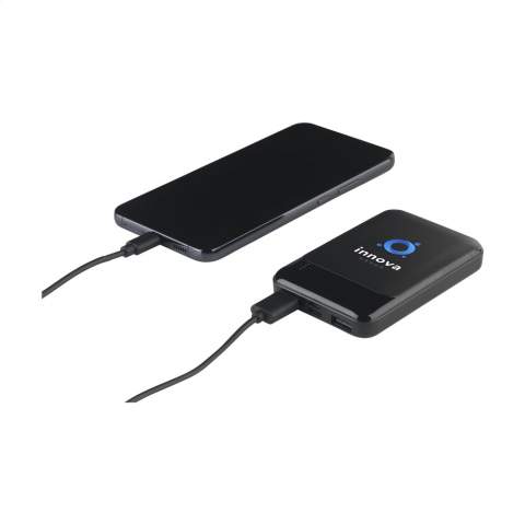 Powerbank puissant mais compact avec une batterie Li-ion polymère intégrée (5 000 mAh). Le boîtier est fabriqué en ABS recyclé. Équipé de 2 ports USB-A et d'une connexion USB-C. Entrée : Type C-5V/2.0A. Sortie : Double USB-A-DC5V/2.1A. Sortie sans fil : 5 W. Compatible avec tous les appareils mobiles acceptant la charge sans fil QI. Avec des voyants lumineux et un bouton marche/arrêt. Comprend un câble de charge USB-C et un un mode d'emploi. Certifié RCS. Matière recyclée totale : 26%. Chaque article est fourni dans une boite individuelle en papier kraft marron.