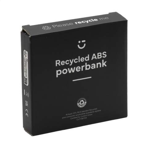 Kompakte, leistungsstarke Powerbank mit integriertem Li-Ion-Polymer-Akku (5.000 mAh). Das Gehäuse ist aus recyceltem ABS gefertigt. Ausgestattet mit 2 USB-A-Anschlüssen und einem USB-C-Anschluss. Eingang: Typ-C-5V/2,0A. Ausgang: Dual USB-A-DC5V/2,1A. Drahtloser Ausgang: 5 W. Kompatibel mit allen Mobilgeräten, die das drahtlose QI-Laden unterstützen. Mit Kontrollleuchten und Ein/Aus-Taste. Inklusive USB-C-Ladekabel und Gebrauchsanweisung. RCS-zertifiziert. Gesamtes recyceltes Material: 26%. Wird einzeln in einem Kraftkarton geliefert.