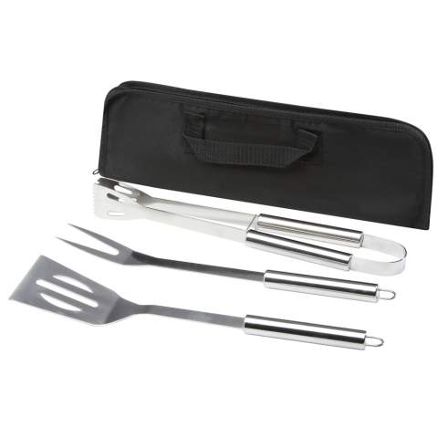 3-teiliges BBQ-Set mit Wender (34,8 x 7,5 cm), Gabel (35,4 x 3,35 cm) und einer Zange (35 x 6,8 x 4 cm). Das gesamte Zubehör wird in einem leichten Tasche geliefert, der den Transport und die Aufbewahrung erleichtert. Das perfekte Grillzubehör für den Garten oder zum Grillen im Freien mit Freunden und Familie.