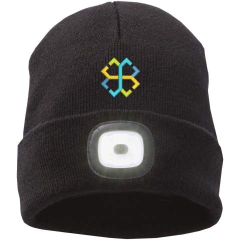 Le bonnet en tricot Mighty LED - une combinaison parfaite de chaleur et de praticité. Fabriqué en acrylique épais en tricot côtelé 1x1, ce bonnet à double couche offre à la fois confort et chaleur. Mais ce qui distingue ce bonnet, c'est son phare LED amovible innovant, doté de trois niveaux de luminosité. Bien rangée dans le revers de la manche, elle peut être facilement retirée pour être lavée et rechargée à l'aide d'un câble USB-A (non fourni). Que vous braviez le froid ou que vous ayez besoin d'une visibilité accrue dans l'obscurité, ce bonnet est votre compagnon fiable pour toutes les aventures. Rehaussez votre garde-robe hivernale avec le bonnet tricoté Mighty LED, où la mode se marie parfaitement à la fonction.