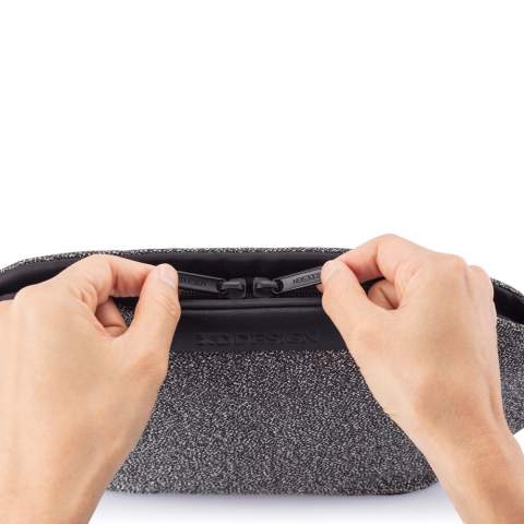 Auch Streetwear kann sicher sein! Diese Anti-Diebstahl-Gürteltasche aus schnittfestem Material mit verschließbaren Reißverschlüssen und seinem 3-Punkt-Gurt-Verschluss ist der sicherste Weg Ihre Wertsachen vor Diebstahl zu schützen. Ob als Gürteltasche, quer über den Körper und als Schultertasche getragen sorgt sie immer für einen coolen und stylischen Look. Registered design®<br /><br />PVC free: true