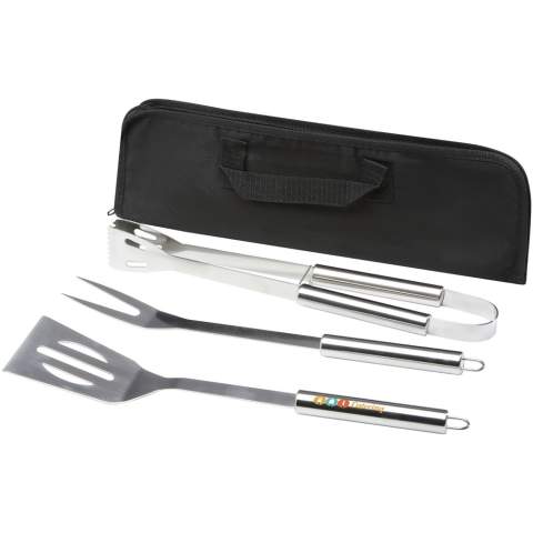 3-teiliges BBQ-Set mit Wender (34,8 x 7,5 cm), Gabel (35,4 x 3,35 cm) und einer Zange (35 x 6,8 x 4 cm). Das gesamte Zubehör wird in einem leichten Tasche geliefert, der den Transport und die Aufbewahrung erleichtert. Das perfekte Grillzubehör für den Garten oder zum Grillen im Freien mit Freunden und Familie.