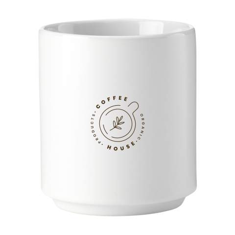 Stapelbare mok zonder oor, in een tijdloos design. Van hoogwaardig keramiek. Afgewerkt met een matte buitenzijde en hoogglans binnenzijde. Geschikt voor de meeste koffieapparaten. Vaatwasserbestendig. De opdruk is vaatwasmachine getest en gecertificeerd: EN 12875-2. Inhoud 200 ml. OPMERKING: De witte mok kan niet worden voorzien van een lasergravure omdat deze onvoldoende zichtbaar is.