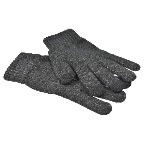 La paire de gants parfaite à combiner avec le Scarf Exclusive (1482) et le Hat Exclusive (1462) et vous obtenez un ensemble complet pour l'hiver ! Fabriqués à partir de matériaux de haute qualité (42 % acrylique, 30 % nylon et 28 % PB), ces gants sont bien chauds et offrent un look élégant. Les gants sont de taille unique et conviennent parfaitement aux hommes et aux femmes. Utilisable également sur un écran tactile. Personnalisez les gants avec une broderie sophistiquée, une petite étiquette PU gravée au laser ou une subtile étiquette tissée.