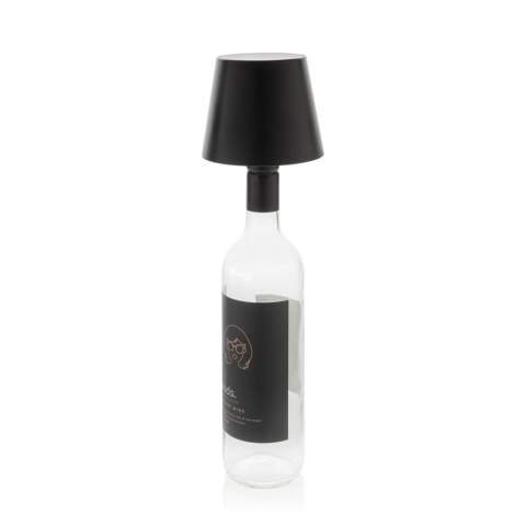 Mit dieser wiederaufladbaren USB-Flaschenlampe verwandeln Sie jede leere Flasche in ein schickes Tischobjekt. Stecken Sie die Lampe einfach in eine alte Wein- oder Spirituosenflasche und schon haben Sie eine coole Design-Tischlampe. Hergestellt aus recyceltem ABS. Die Lampe wird mit einem integrierten 1200mah-Akku geliefert, der eine Betriebszeit von bis zu 4 Stunden mit einer Aufladung ermöglicht. Die Leuchte verfügt über 31 integrierte LED und erzeugt 120 Lumen. Verpackt in FSC-Mix-Box. Gesamter recycelter Inhalt: 32% basierend auf dem Gesamtgewicht des Artikels. Die RCS-Zertifizierung gewährleistet eine vollständig zertifizierte Lieferkette der recycelten Materialien. PVC-frei. Inklusive Type-C Ladekabel aus recyceltem TPE.<br /><br />Lightsource: LED<br />LightsourceQty: 31<br />PVC free: true