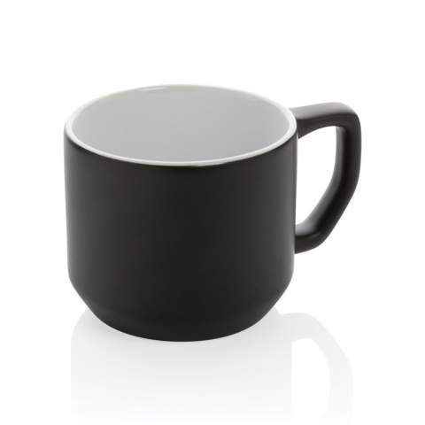Mug 350ml en céramique au design moderne ! Le mug passe au lave-vaisselle conformément à la norme EN12875-1 (au moins 125 cycles de lavage) pour toutes les méthodes de marquage. Emballé dans une boîte cadeau.