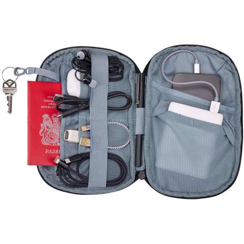 The medium Thule Subterra Powershuttle provides thoughtful storage for chargers, cords, adapters, smaller electronics, pens and other items. This organiser has a variety of versatile pockets and elastic loops, as well as a handy key fob. The streamlined shape of the organiser makes it easy to access essentials while on the go.