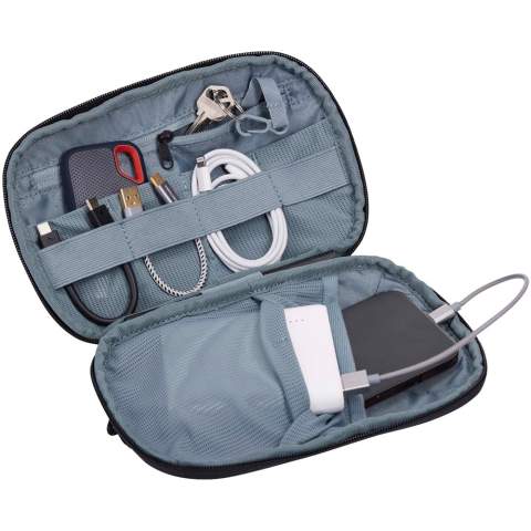 The medium Thule Subterra Powershuttle provides thoughtful storage for chargers, cords, adapters, smaller electronics, pens and other items. This organiser has a variety of versatile pockets and elastic loops, as well as a handy key fob. The streamlined shape of the organiser makes it easy to access essentials while on the go.