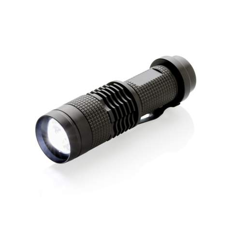 Compacte maar superheldere 3W CREE-zaklamp die gemakkelijk overal mee naartoe te nemen is vanwege het compacte formaat. Inclusief batterijen voor direct gebruik. 85 lumen en werktijd van ongeveer 4 uur. Gemaakt van duurzaam aluminium.  Verpakt in geschenkverpakking.<br /><br />Lightsource: Cree™ LED<br />LightsourceQty: 1