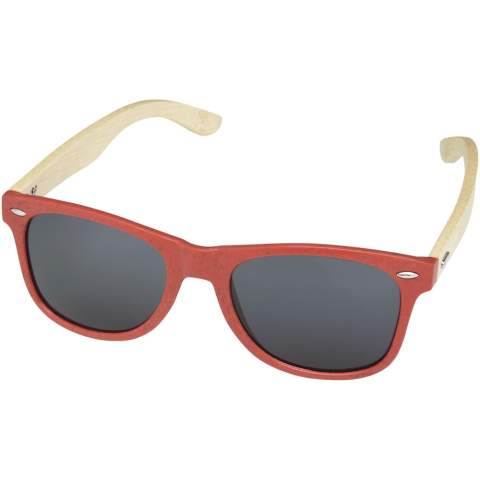 Diese nachhaltige Sonnenbrille im Retro-Design ist der ideale Werbeartikel für Sommerfestivals, Veranstaltungen oder andere sonnige Aktivitäten im Freien. Der Rahmen besteht aus einem Kunststoff-Bambus-Gemisch, das die Verwendung neuer Kunststoffe reduziert, und ist in mehreren trendigen Farben erhältlich. Die Bügel mit leichter und bequemer Passform sind aus Bambus gefertigt, der aus nachhaltigen, umweltfreundlichen und sozial verantwortlichen Quellen stammt. Diese Brille entspricht der Norm EN ISO 12312-1, hat UV400-Gläser der Kategorie 3 und ist somit die perfekte Wahl für den Schutz vor hellem Sonnenlicht. Die Lasergravur wird als nachhaltige Dekorationsmöglichkeit empfohlen.