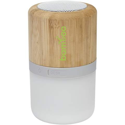 De bamboe Bluetooth® 350 mAh speaker met licht is een kleine speaker met een geweldige geluidskwaliteit in combinatie met een licht dat oplicht wanneer muziek wordt afgespeeld. Biedt tot 2 uur gebruik bij maximaal volume. Bluetooth® versie 5.0 met werkbereik tot 10 meter. Wordt geleverd in een gerecyclede geschenkverpakking en een Type C oplaadkabel.