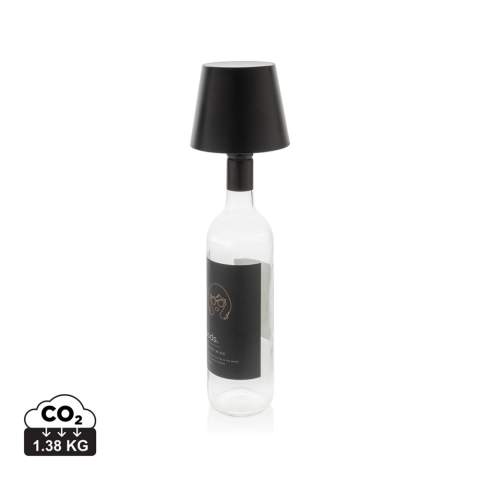 Mit dieser wiederaufladbaren USB-Flaschenlampe verwandeln Sie jede leere Flasche in ein schickes Tischobjekt. Stecken Sie die Lampe einfach in eine alte Wein- oder Spirituosenflasche und schon haben Sie eine coole Design-Tischlampe. Hergestellt aus recyceltem ABS. Die Lampe wird mit einem integrierten 1200mah-Akku geliefert, der eine Betriebszeit von bis zu 4 Stunden mit einer Aufladung ermöglicht. Die Leuchte verfügt über 31 integrierte LED und erzeugt 120 Lumen. Verpackt in FSC-Mix-Box. Gesamter recycelter Inhalt: 32% basierend auf dem Gesamtgewicht des Artikels. Die RCS-Zertifizierung gewährleistet eine vollständig zertifizierte Lieferkette der recycelten Materialien. PVC-frei. Inklusive Type-C Ladekabel aus recyceltem TPE.<br /><br />Lightsource: LED<br />LightsourceQty: 31<br />PVC free: true