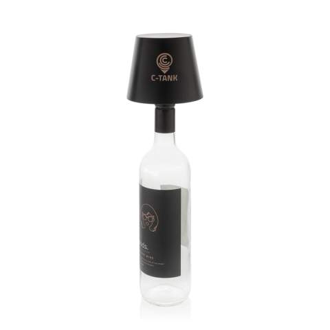 Mit dieser wiederaufladbaren USB-Flaschenlampe verwandeln Sie jede leere Flasche in ein schickes Tischobjekt. Stecken Sie die Lampe einfach in eine alte Wein- oder Spirituosenflasche und schon haben Sie eine coole Design-Tischlampe. Hergestellt aus recyceltem ABS. Die Lampe wird mit einem integrierten 1200mah-Akku geliefert, der eine Betriebszeit von bis zu 4 Stunden mit einer Aufladung ermöglicht. Die Leuchte verfügt über 31 integrierte LED und erzeugt 120 Lumen. Verpackt in FSC-Mix-Box. Gesamter recycelter Inhalt: 32% basierend auf dem Gesamtgewicht des Artikels. Die RCS-Zertifizierung gewährleistet eine vollständig zertifizierte Lieferkette der recycelten Materialien. PVC-frei. Inklusive Type-C Ladekabel aus recyceltem TPE.<br /><br />Lightsource: LED<br />LightsourceQty: 31<br />PVC free: true