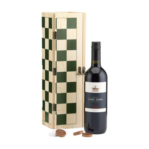 Rackpack Gamebox Checkers : un coffret cadeau à vin et un jeu de dames en un. Un coffret cadeau pour une bouteille de vin. La boîte s'ouvre complètement pour révéler un jeu de société complet. Comprend des pions de jeu de dames en bois dans une pochette en toile robuste. Le cadeau complet pour une soirée jeux réussie. Rackpack : un coffret vin en bois certifié FSC 100% avec une nouvelle seconde vie ! • convient pour une bouteille de vin • bois de pin, certifié • vin non inclus. Chaque article est fourni dans une boite individuelle en papier kraft marron.