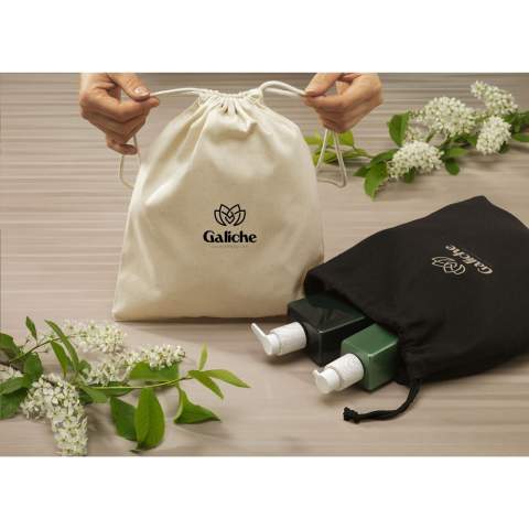 Sac cadeau en coton recyclé (150 g/m²). Avec cordons de serrage en polyester recyclé et coton recyclé. Original comme emballage cadeau et adapté au rangement d'objets. Certifié GRS. Matière recyclée totale : 100%. Capacité env. 1,5 litre.