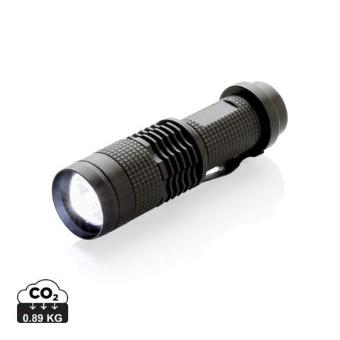 Compacte maar superheldere 3W CREE-zaklamp die gemakkelijk overal mee naartoe te nemen is vanwege het compacte formaat. Inclusief batterijen voor direct gebruik. 85 lumen en werktijd van ongeveer 4 uur. Gemaakt van duurzaam aluminium.  Verpakt in geschenkverpakking.<br /><br />Lightsource: Cree™ LED<br />LightsourceQty: 1