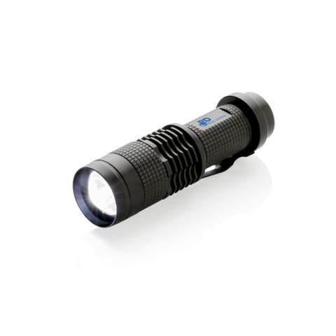 Compacte maar superheldere 3W CREE-zaklamp die gemakkelijk overal mee naartoe te nemen is vanwege het compacte formaat. Inclusief batterijen voor direct gebruik. 85 lumen en werktijd van ongeveer 4 uur. Gemaakt van duurzaam aluminium.  Verpakt in geschenkverpakking.<br /><br />Lightsource: Cree™ LED<br />LightsourceQty: 1