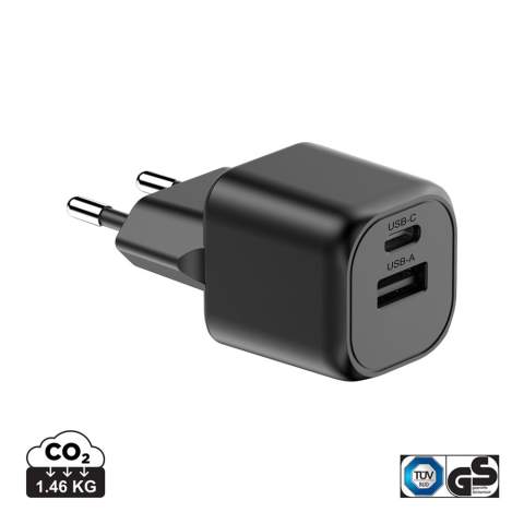 Voici le meilleur chargeur USB que vous puissiez trouver. Monterey est un chargeur PD GaN de 20 W avec une prise UE, doté d'un port de type C ultrarapide et d'un port USB A supplémentaire pour une polyvalence optimale. GAN est une nouvelle technologie de charge qui permet une taille beaucoup plus petite pour les adaptateurs puissants, moins de chaleur, donc plus sûr et une efficacité énergétique plus élevée, donc moins d'énergie perdue dans le processus de charge.  Monterey est fabriqué en PC recyclé ignifugé certifié RCS (Recycled Claim Standard). Contenu recyclé total : 38 % sur la base du poids total de l'article. Les articles Urban Vitamin sont fabriqués sans PVC et emballés dans des emballages à teneur réduite en plastique.<br /><br />PVC free: true