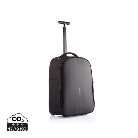 Trolley Bobb, fabriqué à partir de matériaux recyclés rPET et avec traceur AWARE™ , est votre compagnon de voyage idéal pour les petits trajets ou les déplacements quotidiens. Transformez-le facilement de sac à dos en trolley, en rangeant les bretelles dans le panneau arrière et en relâchant la poignée. Lorsque vous passez en mode sac à dos, vous pouvez cacher la poignée et enrouler le sac à dos autour des roues, ce qui permet de garder votre dos propre. Le Trolley Bobby vous permet de rester en sécurité et connecté grâce aux fonctions antivol bien connues du Bobby, combinées à un verrou TSA®. À l'intérieur, vous trouverez des compartiments séparés pour vos vêtements et appareils professionnels, ainsi qu'une pochette pour ordinateur portable à accès rapide qui s'ouvre à un angle de 30 degrés et qui peut accueillir un ordinateur portable de 17 pouces. En plus, vous disposez d'une pochette pour bouteille d'eau et d'une pochette protégée anti- RFID. Modèle déposé ®<br /><br />FitsLaptopTabletSizeInches: 17.0<br />PVC free: true