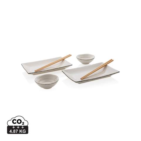 Set à sushi Ukiyo 8 pièces avec 2 assiettes blanches avec une bordure noire, 2 saucières assorties et 2 paires de baguettes chinoises. Livré dans une boîte cadeau kraft.