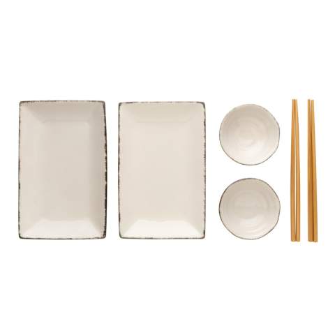 Set à sushi Ukiyo 8 pièces avec 2 assiettes blanches avec une bordure noire, 2 saucières assorties et 2 paires de baguettes chinoises. Livré dans une boîte cadeau kraft.