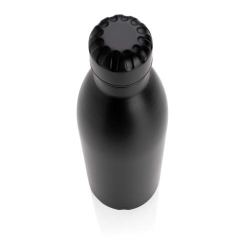 Bouteille 750ml en acier inoxydable double paroi de couleur unie. La bouteille garde les boissons froides au frais jusqu'à 15 heures et les boissons chaudes au chaud jusqu'à 5 heures. Avec une base qui s'adapte à la plupart des porte-gobelets, cette bouteille d'eau au look élégant vous permettra de vous hydrater lors de vos déplacements, où que vous soyez.<br /><br />HoursHot: 5<br />HoursCold: 15