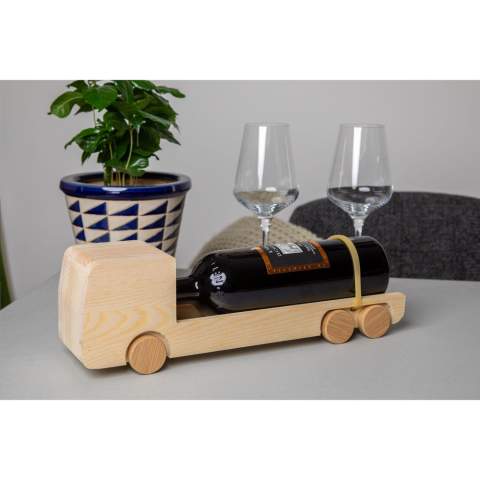 Rackpack Wine Truck: Weinkiste und Spielzeug Truck in einem. Der Rackpack Winetruck ist ein schönes Geschenk für jeden Genießer! Und wenn die Flasche aus dem Weintruck entfernt wird, haben Sie ein cooles und nachhaltiges Designerspielzeug für Kinder und Junggebliebene! Ein ideales Geschenk für Geschäftspartner mit Kindern. Rackpack: eine Wein-Geschenkbox aus FSC 100% zertifiziertes Holz mit einem neuen, zweiten Leben! • geeignet für eine Flasche Wein • 8-10 mm Kiefernholz • Wein nicht inklusive. Wird einzeln in einem Kraftkarton geliefert.