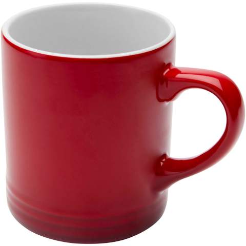 Mug en céramique au design élégant avec un subtil dégradé de couleurs. L'intérieur est de couleur crème brillante et l'extérieur est brillant. Passe au lave-vaisselle. Livrée dans un coffret cadeau en carton recyclé. Capacité : 330 ml.