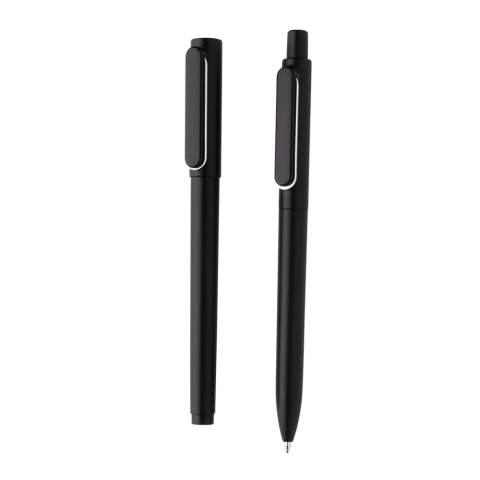 Dieses X6-Stifte-Set verfügt über ein einzigartiges Metallic-Finish mit schickem Metallclip-Design. Dieses Set besteht aus dem X6-Stift und seinem neuen Bruder dem X6-Stift mit Kappe. Der X6-Stift hat eine ca. 1200m blauschreibende Befüllung mit deutscher Dokumental®-Tinte und TC-Kugel für besonders flüssiges Schreiben. Der X6-Kappenstift enthält eine niedrigviskose Tinte, die für noch mehr Schreibkomfort sorgt. Diese niedrigviskose Tinte sorgt für mehr Tintenfluss als Tinten mit höherer Viskosität und führt so zu wahrhaft flüssigen Schwüngen auf dem Papier. 800m blauschreibend. Verpackt in einer farblich passenden Geschenkbox.