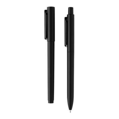 Dieses X6-Stifte-Set verfügt über ein einzigartiges Metallic-Finish mit schickem Metallclip-Design. Dieses Set besteht aus dem X6-Stift und seinem neuen Bruder dem X6-Stift mit Kappe. Der X6-Stift hat eine ca. 1200m blauschreibende Befüllung mit deutscher Dokumental®-Tinte und TC-Kugel für besonders flüssiges Schreiben. Der X6-Kappenstift enthält eine niedrigviskose Tinte, die für noch mehr Schreibkomfort sorgt. Diese niedrigviskose Tinte sorgt für mehr Tintenfluss als Tinten mit höherer Viskosität und führt so zu wahrhaft flüssigen Schwüngen auf dem Papier. 800m blauschreibend. Verpackt in einer farblich passenden Geschenkbox.