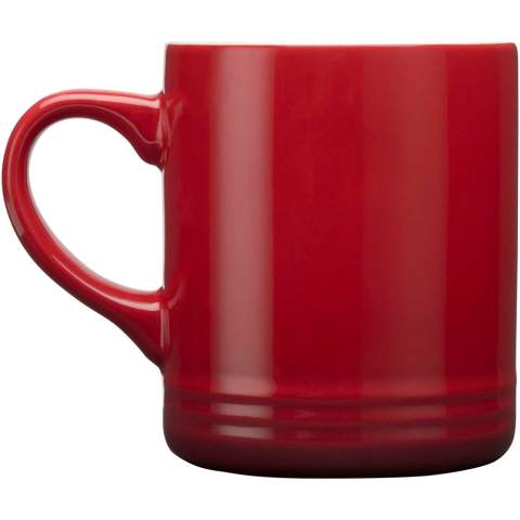 Mug en céramique au design élégant avec un subtil dégradé de couleurs. L'intérieur est de couleur crème brillante et l'extérieur est brillant. Passe au lave-vaisselle. Livrée dans un coffret cadeau en carton recyclé. Capacité : 330 ml.