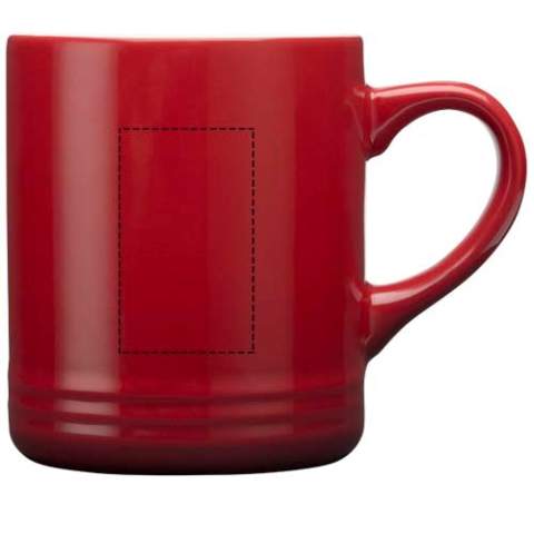 Mug en céramique au design élégant avec un subtil dégradé de couleurs. L'intérieur est de couleur crème brillante et l'extérieur est brillant. Passe au lave-vaisselle. Livrée dans un coffret cadeau en carton recyclé. Capacité : 330 ml.