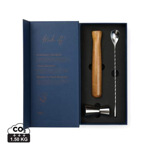 Duik in de levendige wereld van mocktails met de Story of Mocktail set, elegant verpakt in een geschenkdoos die lijkt op een klassiek boek. Deze set bevat een houten muddler van FSC®-gecertificeerd acacia, een roestvrijstalen jigger en een gedraaide barlepel, allemaal ontworpen om je te helpen het perfecte drankje te maken. De unieke verpakking beschermt niet alleen je gereedschap, maar helpt je ook om je eigen leuke en heerlijke mocktails te maken, waardoor het een ideaal cadeau is voor elke mixology liefhebber. De geschenkverpakking is gemaakt van FSC® gecertificeerd papier.