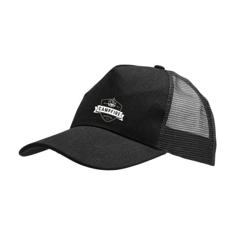 WoW! Casquette Trucker à 5 empiècements avec visière incurvée profilée en 60% coton recyclé brossé et 40% polyester recyclé. L'arrière de cette casquette est en mesh (polyester) pour une ventilation optimale. Fermeture velcro pour un ajustement facile.