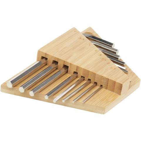 Le kit d'outils Allen avec clé hexagonale en bambou est le kit d'outils essentiel, que vous vous attaquiez à des projets de bricolage ou à l'assemblage de meubles. L'ensemble comprend 8 clés hexagonales fabriquées en acier au carbone durable, garantissant à la fois la solidité et la résistance à la corrosion. Avec des tailles allant de 1,5 mm à 6 mm, vous aurez l'outil adéquat à portée de main pour diverses tâches. Le support en bambou certifié permet non seulement d'organiser vos clés hexagonales, mais il constitue également un ajout élégant, pratique et plus durable à votre espace de travail. Le bambou étant un produit naturel, la couleur et la taille peuvent légèrement varier selon l'article, ce qui peut avoir un impact sur l'aspect final du produit. Emballé dans un coffret cadeau STAC provenant de sources durables.