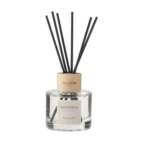 Dit decoratieve, glazen parfumflacon met houten accent van het merk Wooosh is gevuld met een heerlijk geurende Fine Oudh parfumolie. Door de stokjes in het parfumflacon te plaatsen wordt het parfum geabsorbeerd en verdampt de olie geleidelijk. De lucht vult zich met een zoet, houtachtig, rokerig en mysterieus aroma. Oudh is een fascinerende en zeer kostbare houtsoort. In de Arabische en Japanse cultuur heeft Oudh een bijzondere status in rituelen en spirituele zin. De geur wordt geassocieerd met verleiding maar ook met troost en bescherming. De intensiteit van de geur kan worden geregeld door meer of minder stokjes in het flacon te plaatsen. Dit flacon is gevuld met 75 ml parfumolie en wordt geleverd inclusief 6 mini-stokjes en een gebruiksaanwijzing. Per stuk in een luxe Wooosh geschenkverpakking.