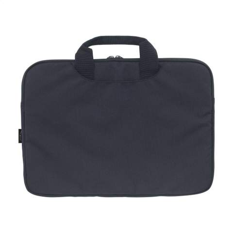 WoW! Stevige 15,6 inch laptophoes van 600D RPET polyester. Met handgrepen. Het ruime, gevoerde hoofdvak is voorzien van een rits en foam ter bescherming van de laptop. Met een extra opbergvak aan de voor- en achterzijde.